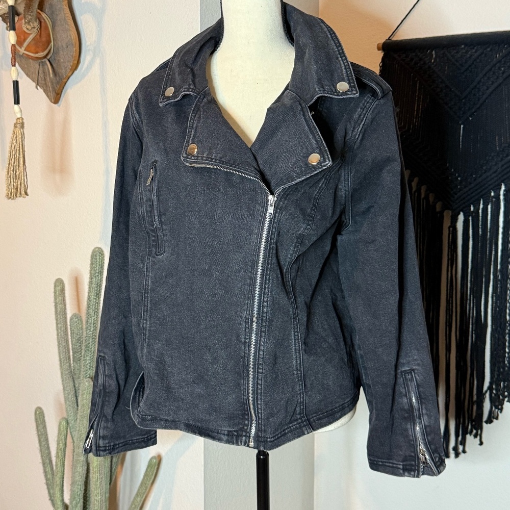 Acid-Washed Black Denim Plus Sized Cropped Moto Jacket